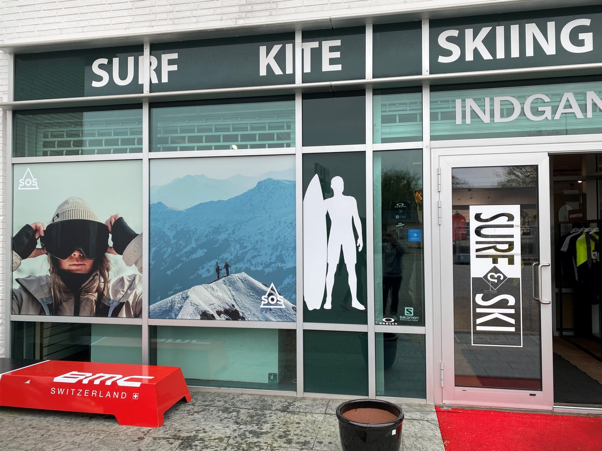 Flot og tilpasset print monteret direkte på vinduerne hos Surf & Ski