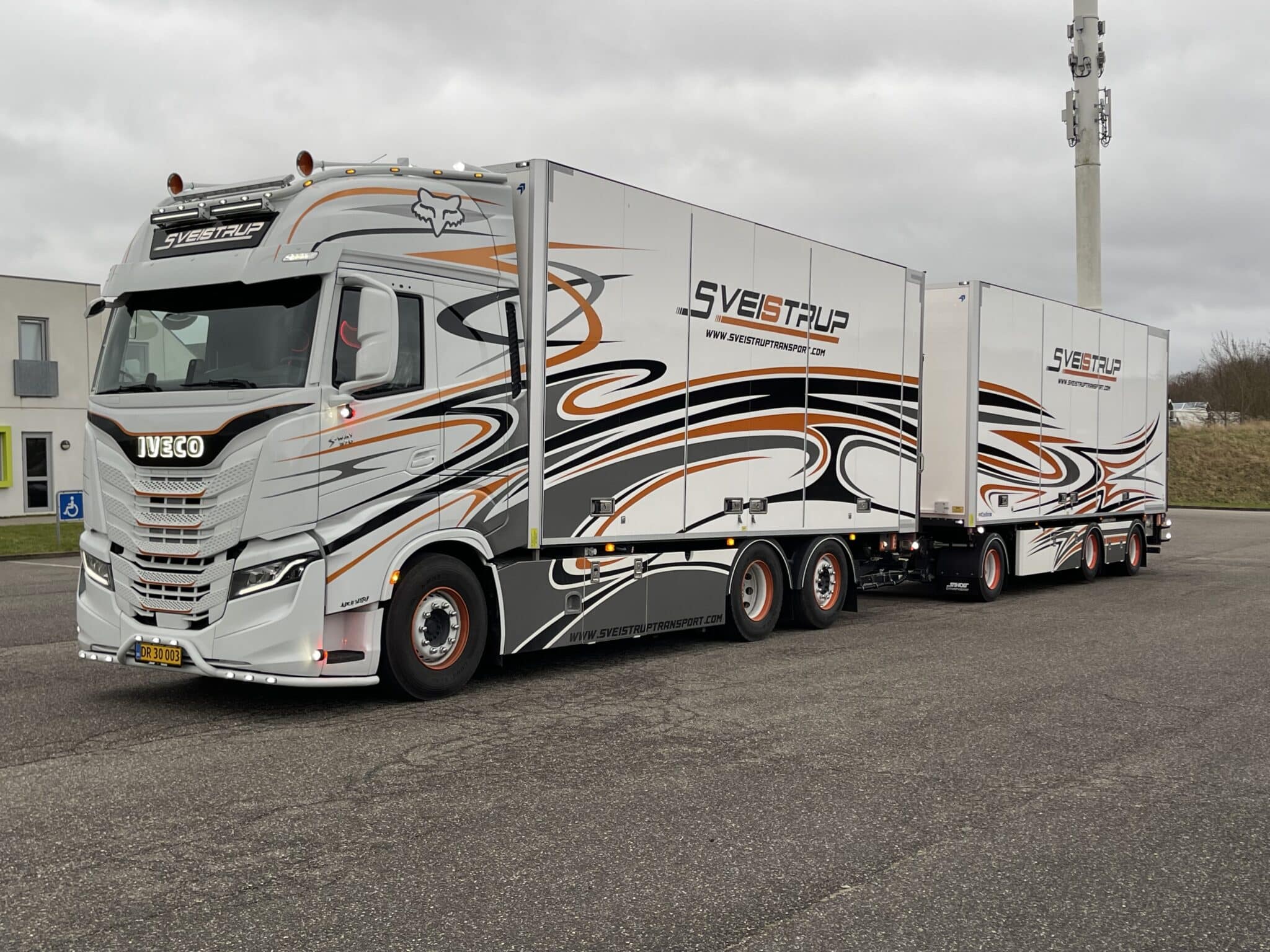 Super fed reklame til Sveistrup Transport som man ikke overser i trafikken mere.